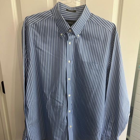 EUC like new Eddie Bauer  Men's Blue and White Striped Button Down Shirt size L. - Picture 1 of 8